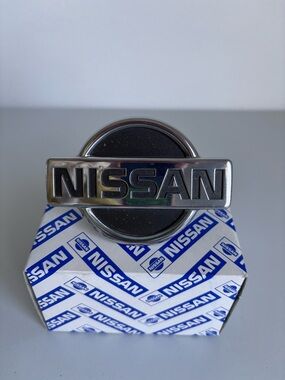 Nissan Genuine Parts Front Nameplate Emblem Ornament 62892-65Y00